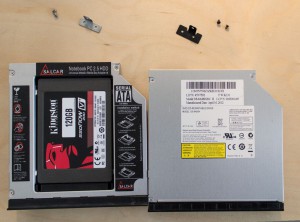Links: HDD Caddy mit SSD. Rechts: original verbautes optisches Laufwerk. In beiden fällen ist die Rückhalterung abgeschraubt.